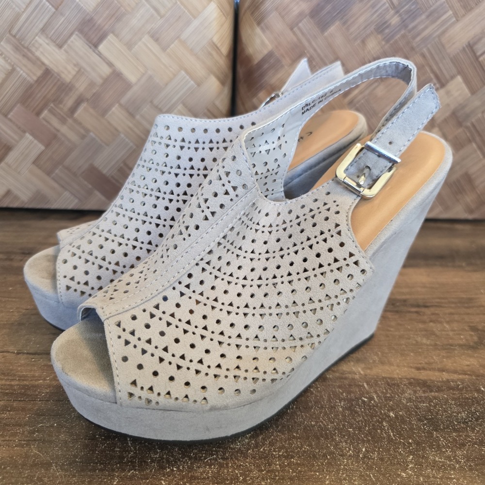 Chinese Laundry Shoes Women's Sizeโ 6 Light Gray 4.5" Wedge Heel Stap Peep Toe